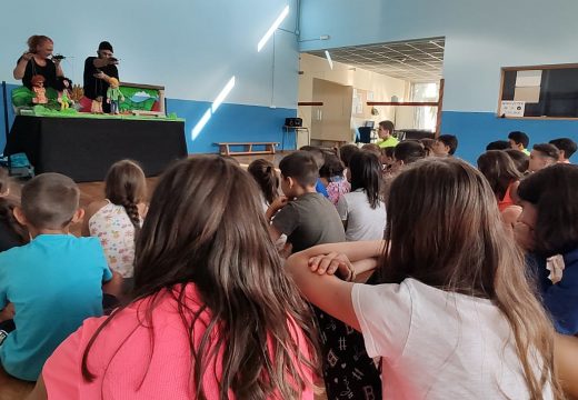 Medio cento de cativas e cativos participaron na sesión do programa Ler Conta Moito da Biblioteca Municipal de Boqueixón